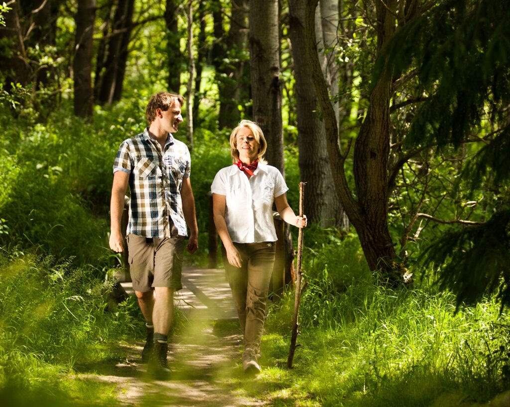 Wanderer im Nadelwald 2©Jens Hauspurg , Thüringer Tourismusverband Jena-Saale-Holzland e.V.  
