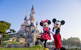 N042099 horizontal 22.06.2032 DISNEY Micky und Minnie vor Dornröschenschloss Kopie