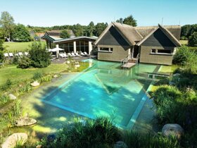Hotel Außen und Pool 1