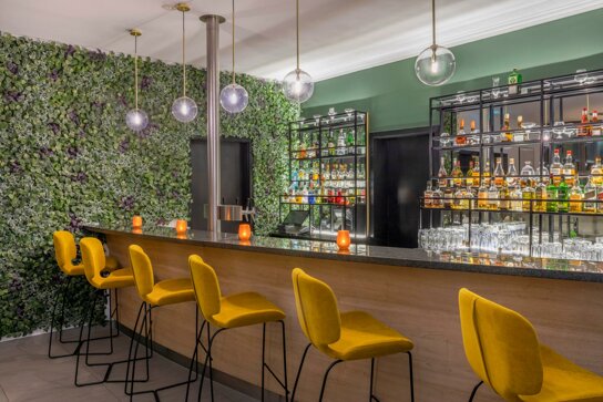 Bar mit gelben Barhockern