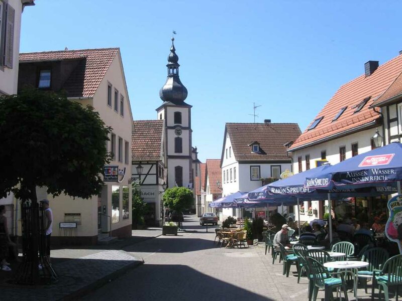Kirche und Markplatz mit Sonnenschirmen