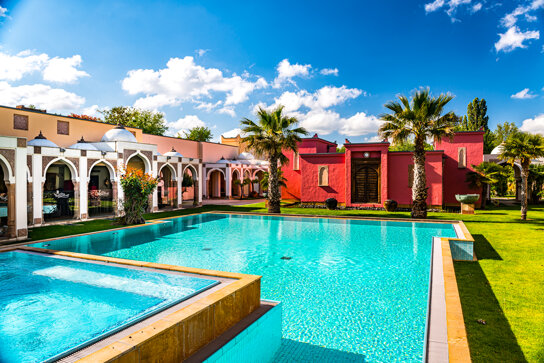 Indischer Garten mit Arkaden und Pool