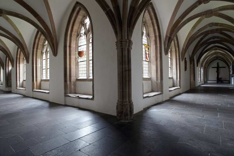 Romanischer Kreuzgang im Kloster Steinfeld – © Holger Prinke
