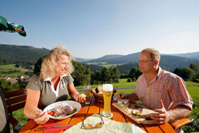Gemeinsames Essen mit herrlichem Ausblick C Baiersbronn Touristik