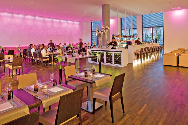 Restaurant mit pinker Beleuchtung