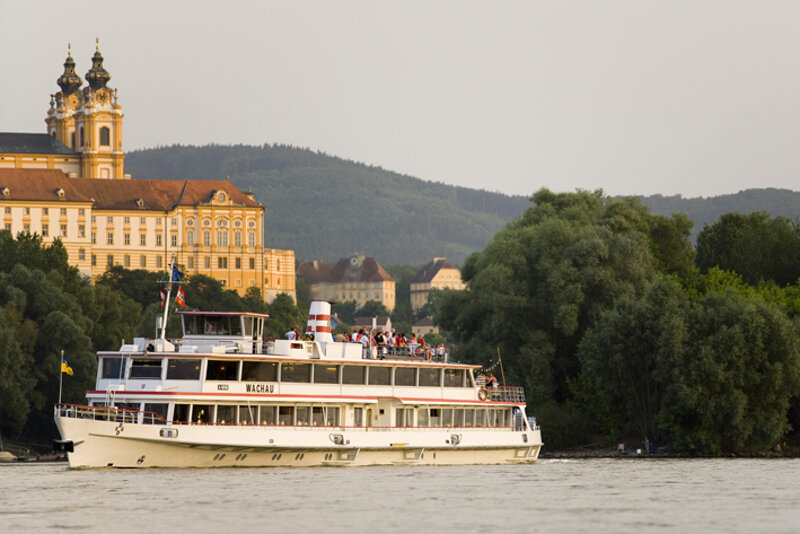 Donauschiff MS Wachau vor Stift Melk
