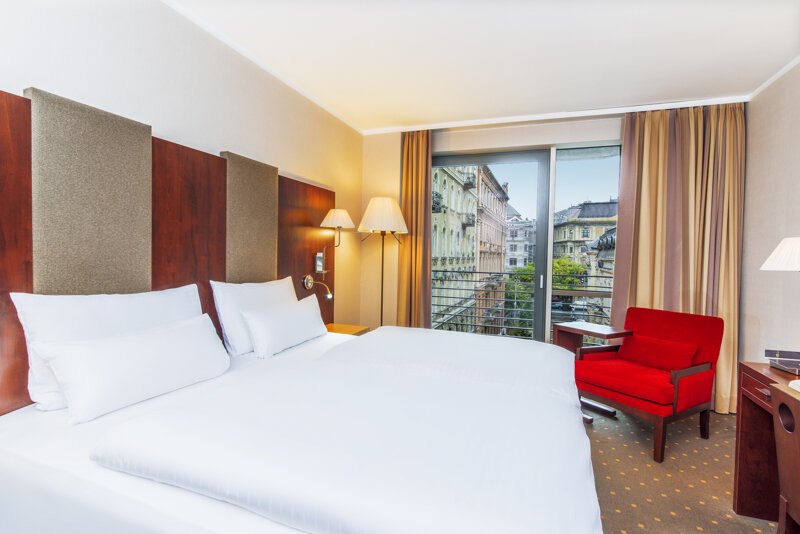 Doppelzimmer mit roten Details