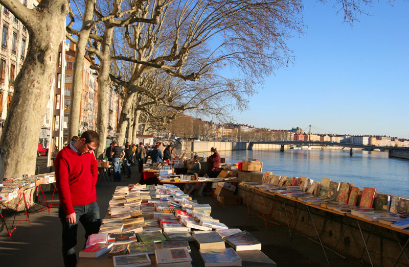 Bouquinistes sur le quai de la Saône -Lyon Tourisme et Congrés, Marie Perrin