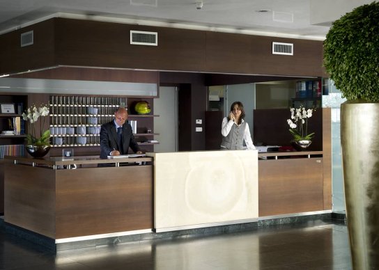 Rezeption mit Mitarbeitern im Villa Pace Park Hotel