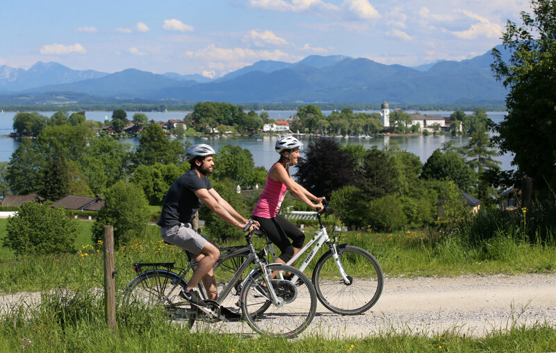 Radeln mit Blick auf die Fraueninsel am Chiemsee