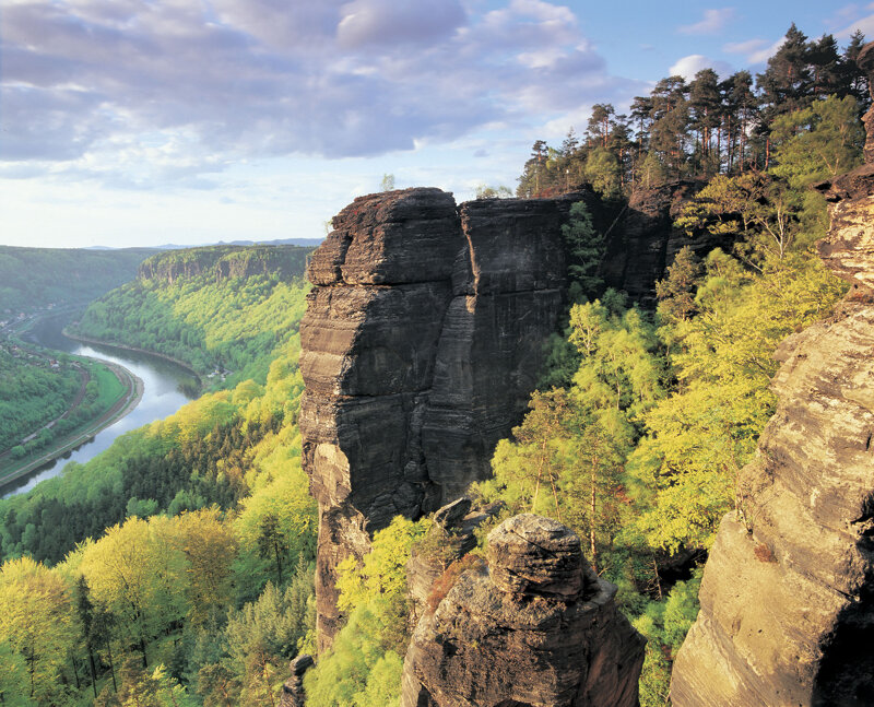 Felsen der Böhmischen Schweiz mit Blick auf die Elbe