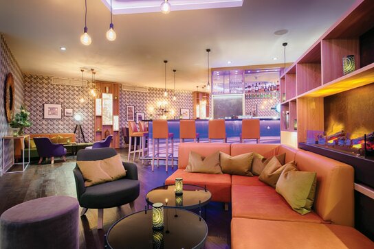 Hotelbar mit vielen Sitzgelegenheiten