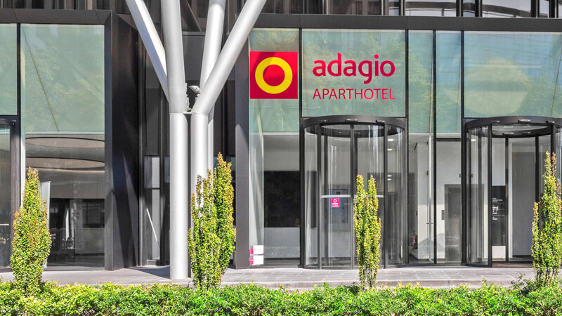 Eingang zum Aparthotel Adagio Frankfurt City Messe