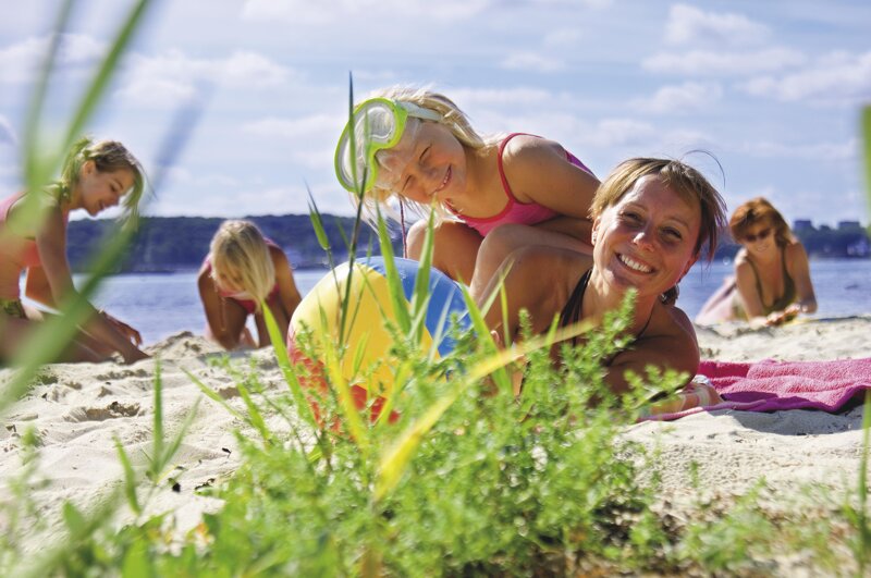 Familie am Strand der Ostsee – Strandurlaub mit Kindern