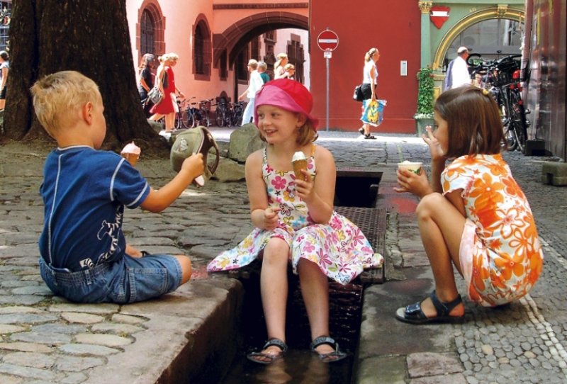 Bächle Freiburg - Kinder kühlen sich ab