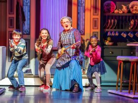 Besen-Gitarrenspiel mit Kindern © Johann Persson