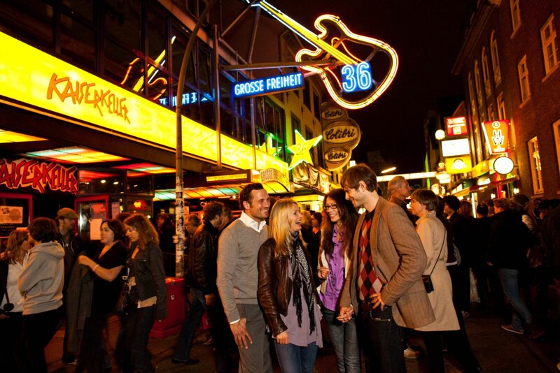 Reeperbahn in St. Pauli mit Jugendgruppe