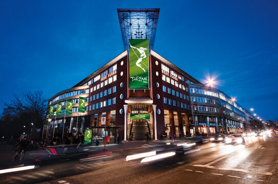 Theater Neue Flora mit Tarzan-Outfit © Stage Entertainment