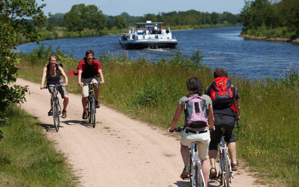 Radfahren am Wasser Schiff auf Fluß