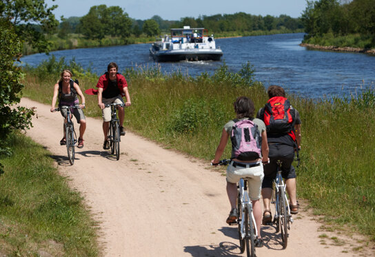 96 Radfahren am Wasser c Emsland Touristik GmbH