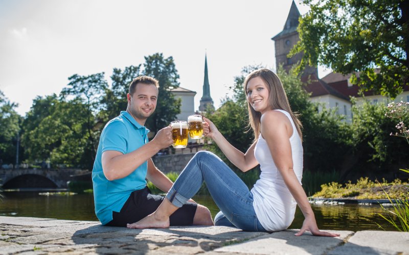 Pärchen trinkt Pils