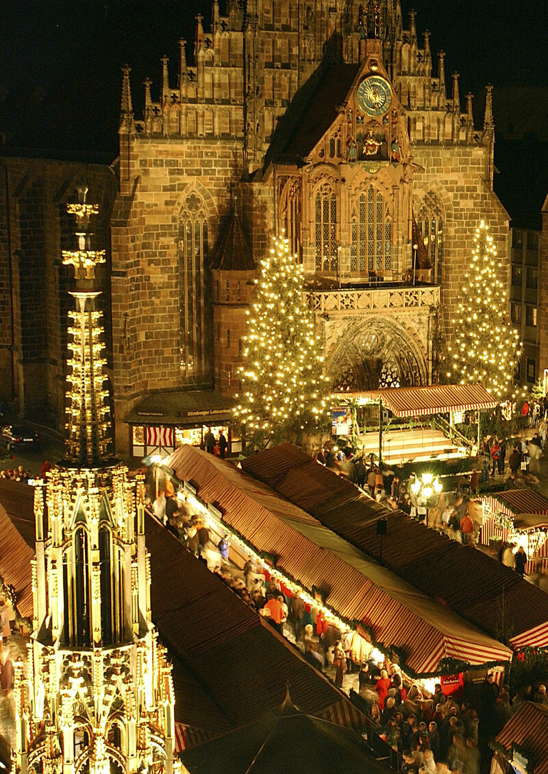 die Frauenkirche bei Nacht mit den Christkindlesmarkt davor