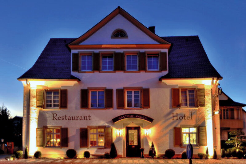 Taste Style Hotel Bären Auggen von außen bei Nacht