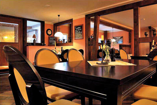 Restaurant in dunklen Tönen