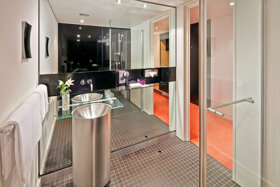 103InnsideDusseldorfSeestern-TwinBedsRoomBathroom