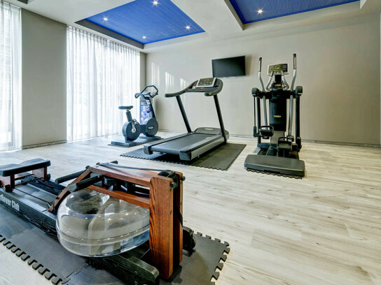 Fitnessraum mit Geräten