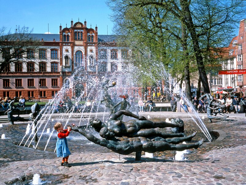 Ro 16 Brunnen Universität © René Legrand