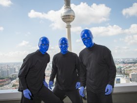 Blue Men mit TV-Turm 1 © Stage Entertainment