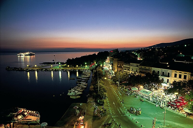 Hafen, Altstadt und Strandpromenade in Crikvenica bei Nacht © Vile Park