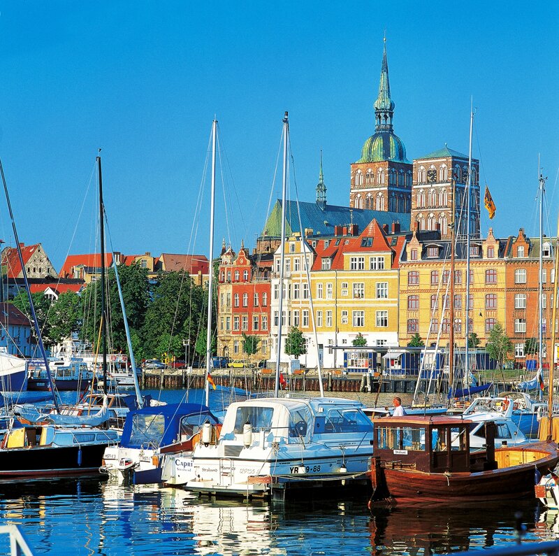 Stralsunder Stadthafen und historische Hansestadt an der Ostsee