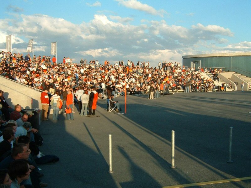 Public Viewing vor dem Store