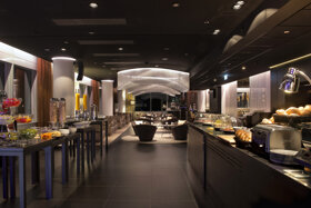 20InnsideDusseldorfHafen-BreakfastBuffet