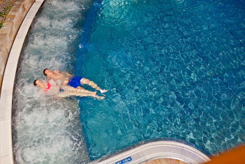 Paar auf Sprudeliegen