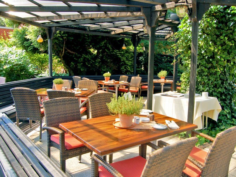 Sonnenterrasse mit Überdachung