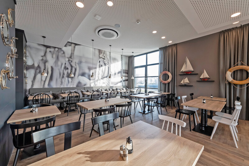 Restaurant im nautischen Stil eingerichtet