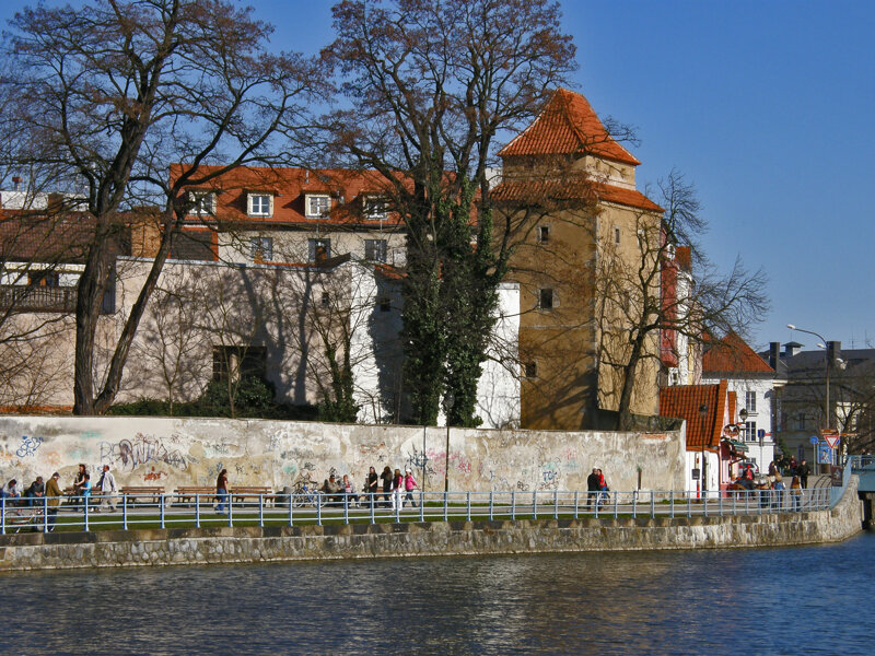 Ufer der Moldau mit alten Gebäuden