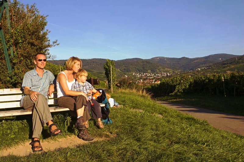 Familie auf Bank mit Aussicht auf den Schwarzwald