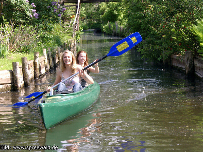 Paddelboot auf einem Fließ im Spreewald