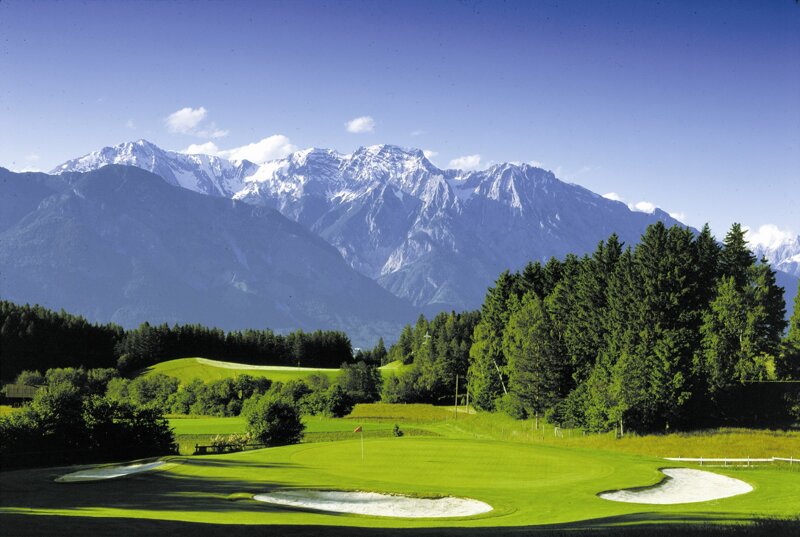 Golfplatz, Berge im Hintergrund