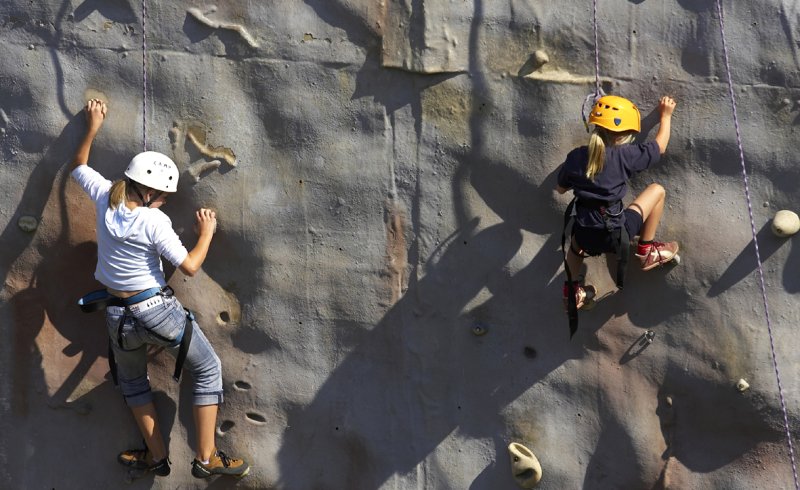 Kinder beim Klettern in Spindlermühle