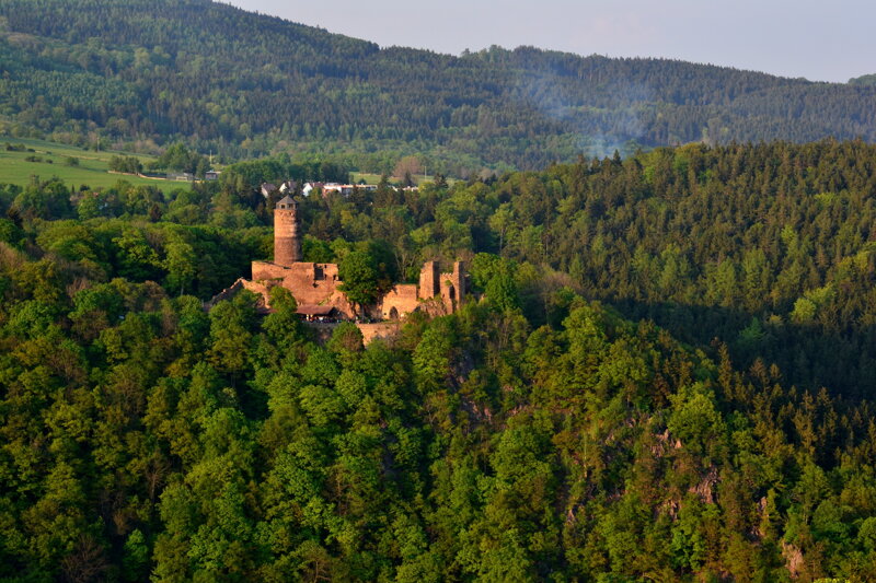 Burgruine Hasištejn über Místo im Erzgebirge