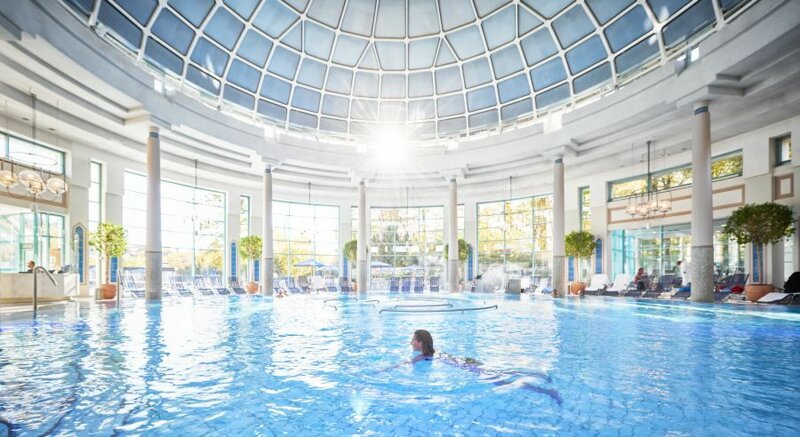 Baden unter der Kuppel der Mineraltherme Böblingen