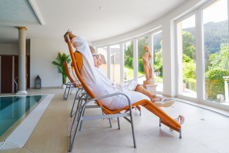 Paar auf Liegen vor Panoramafenster