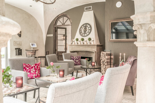 Lobby mit Kamin und Setzecken