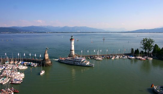 Hafeneinfahrt Loewe Leuchtturm Boot C Lindau Tourismus und Kongress GmbH Achim Mende
