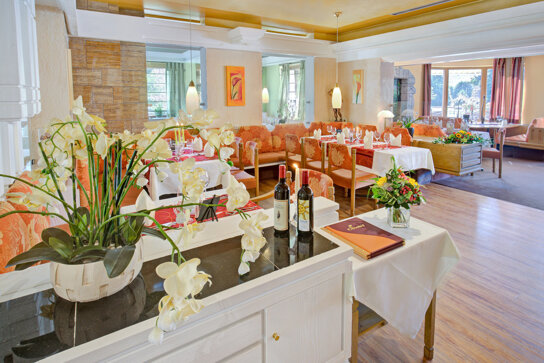 Restaurant mit gedeckten Tischen